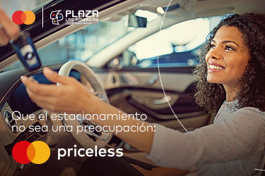 Mujer en auto sonriendo