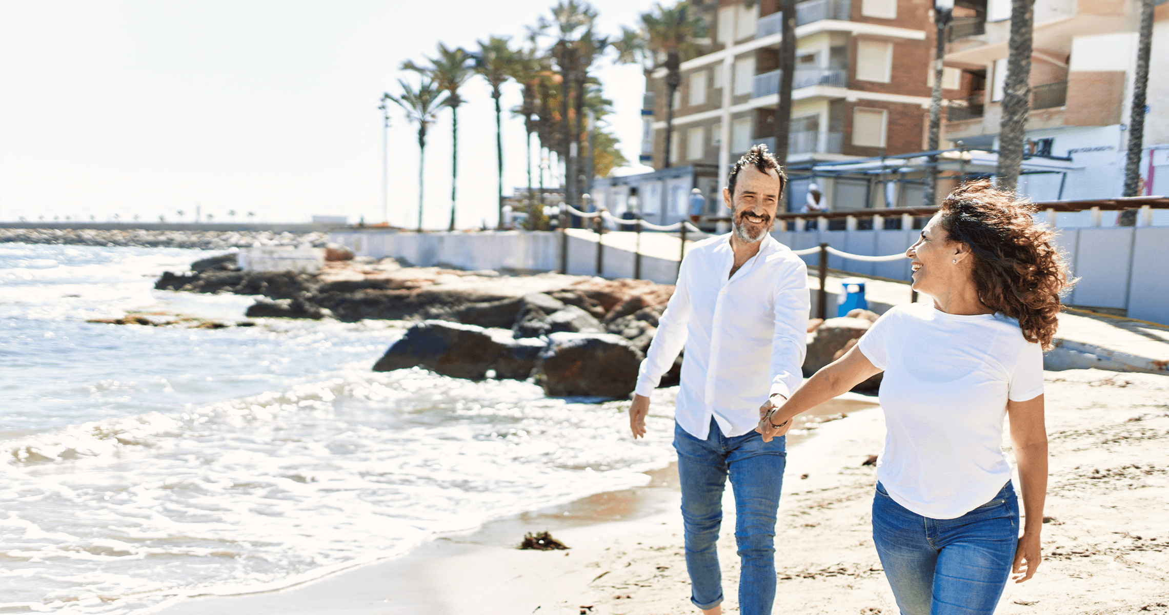 Pareja feliz en la playa