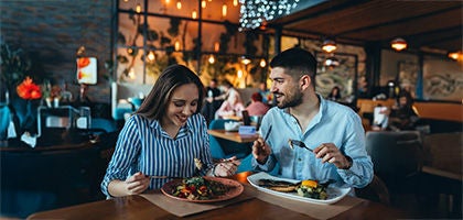 Pareja comiendo en un restaurante