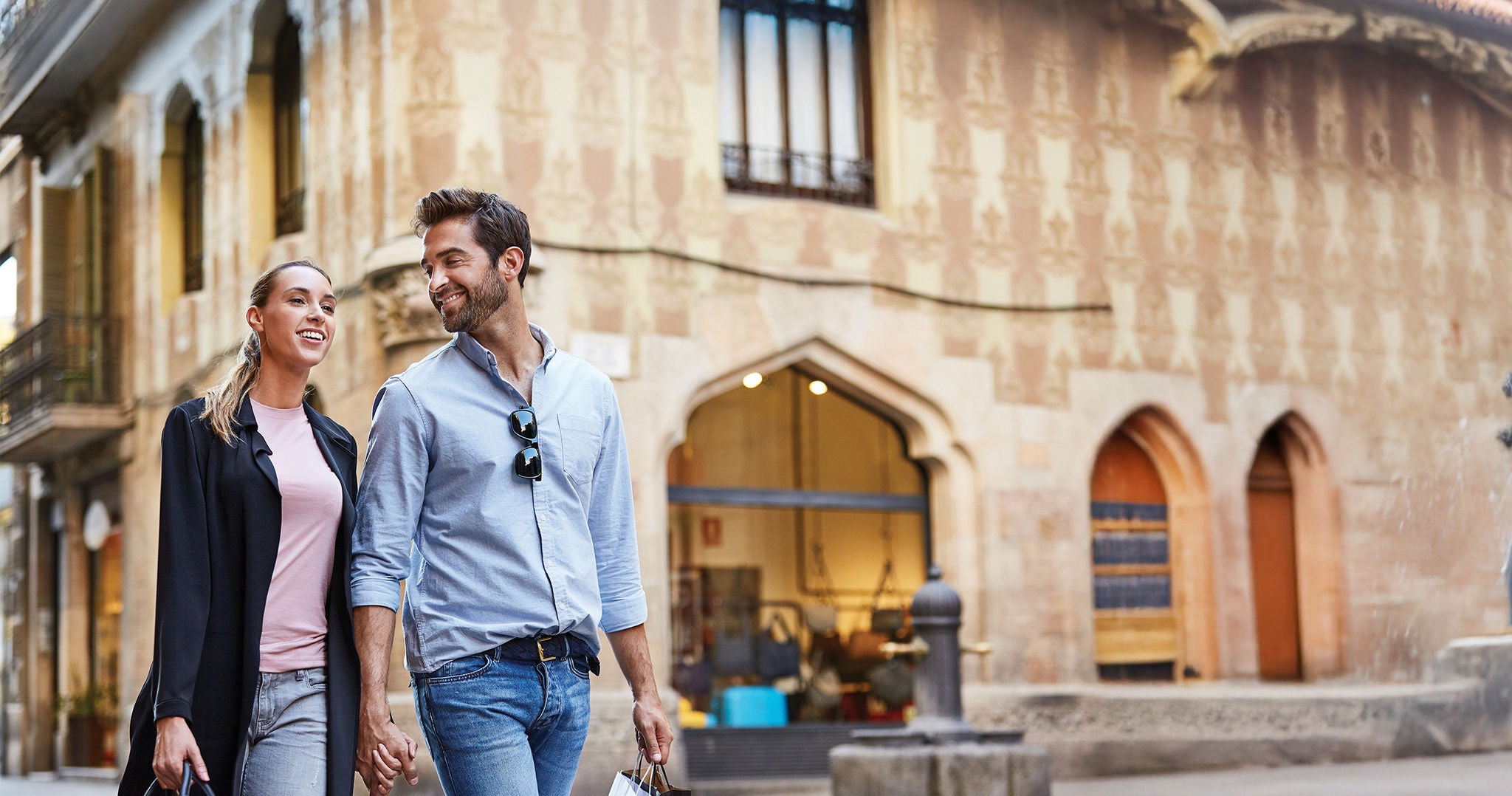 Pareja sonriendo caminando en una calle