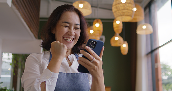Mujer sonriendo viendo celular