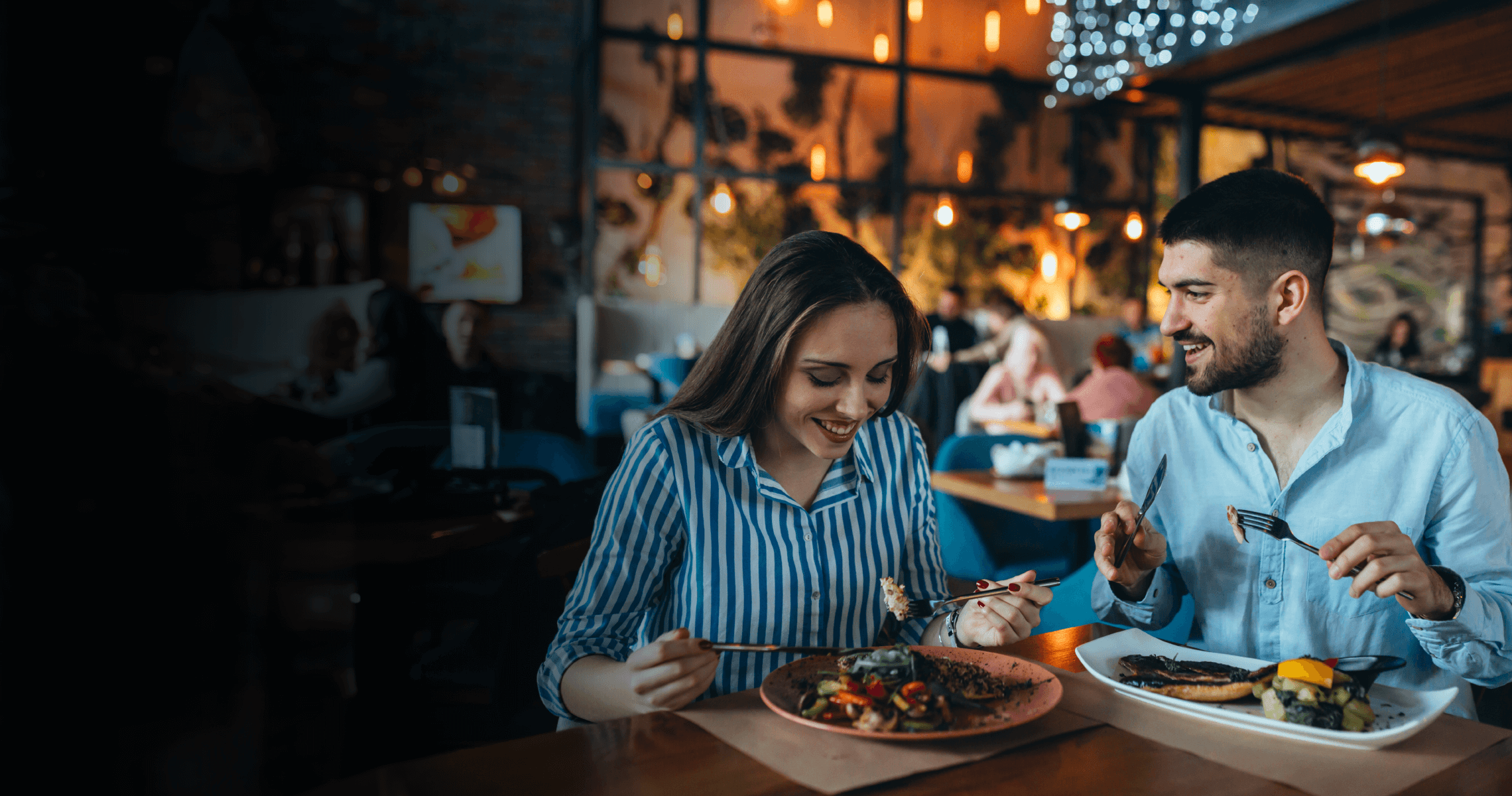 Pareja  almorzando en un restaurante