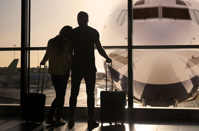 pareja en aeropuerto