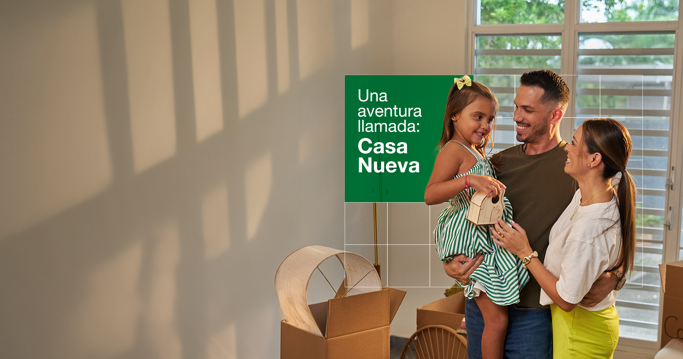 Familia feliz en su nueva hogar