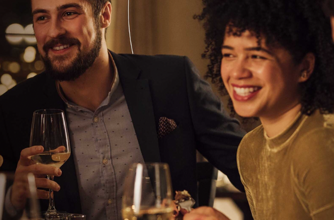 pareja sonriendo con copas en mano