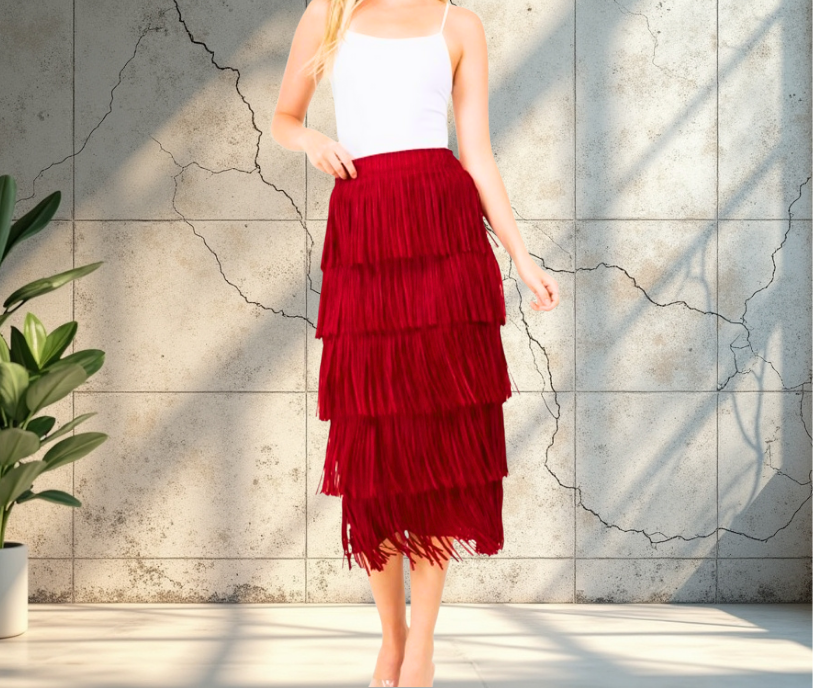 Falda roja con volantes en capas combinada con blusa blanca sin mangas.