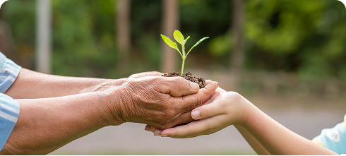 comerciante con terminal de pago en mano de frente a cliente