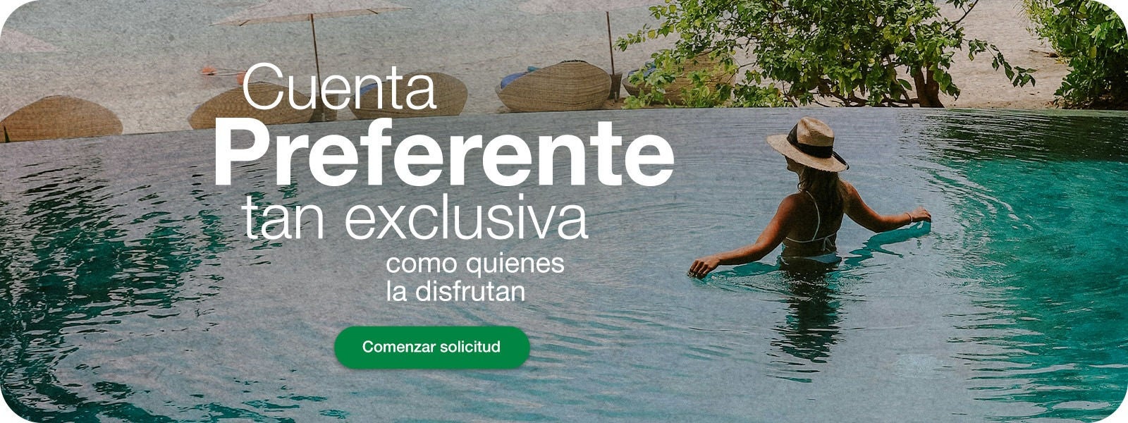 Mujer disfrutando en una piscina de Lujo