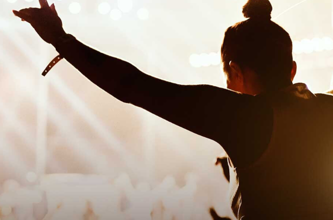 Mujer disfrutando concierto