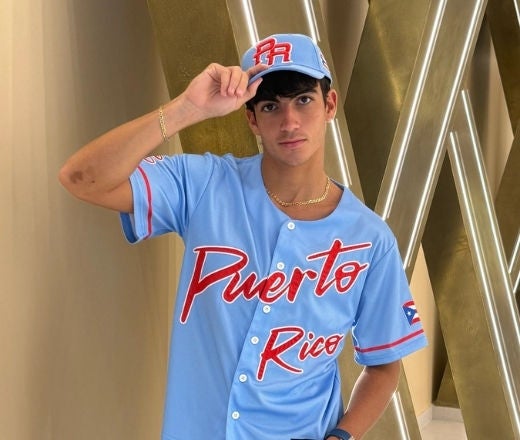 Jesrsey azul de Puerto Rico con gorra a juego. 