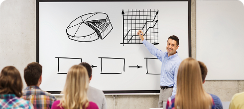 comerciante con terminal de pago en mano de frente a cliente