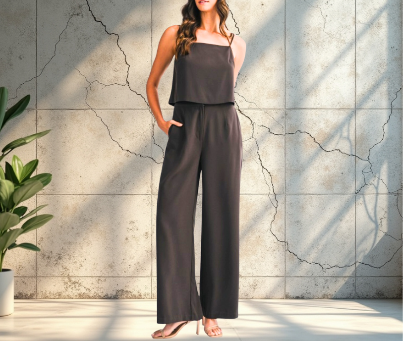 Jumpsuit elegante de color oscuro con tirantes finos y pantalón ancho