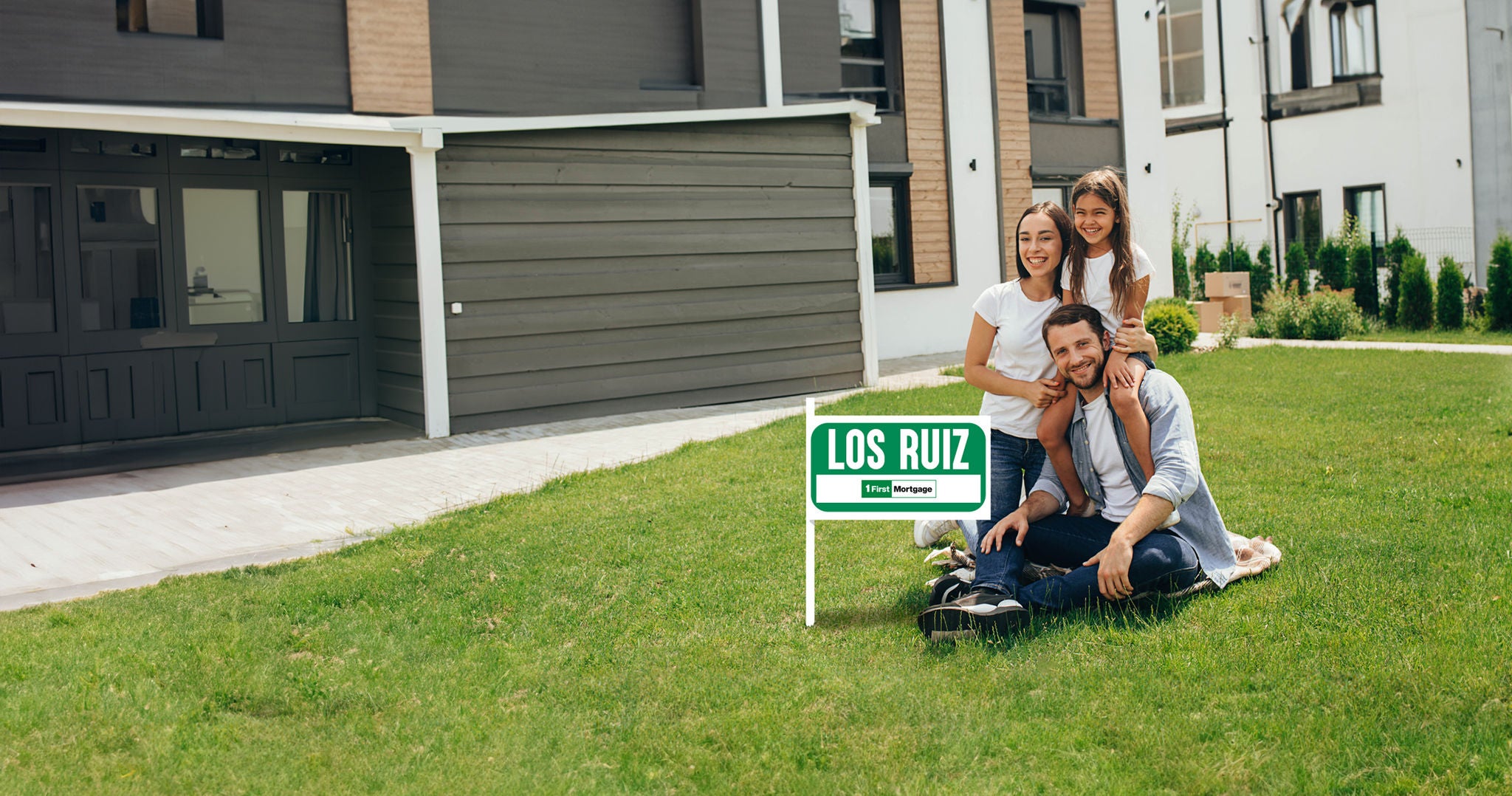 familia sonriendo sentada de lado de un letrero de vendido