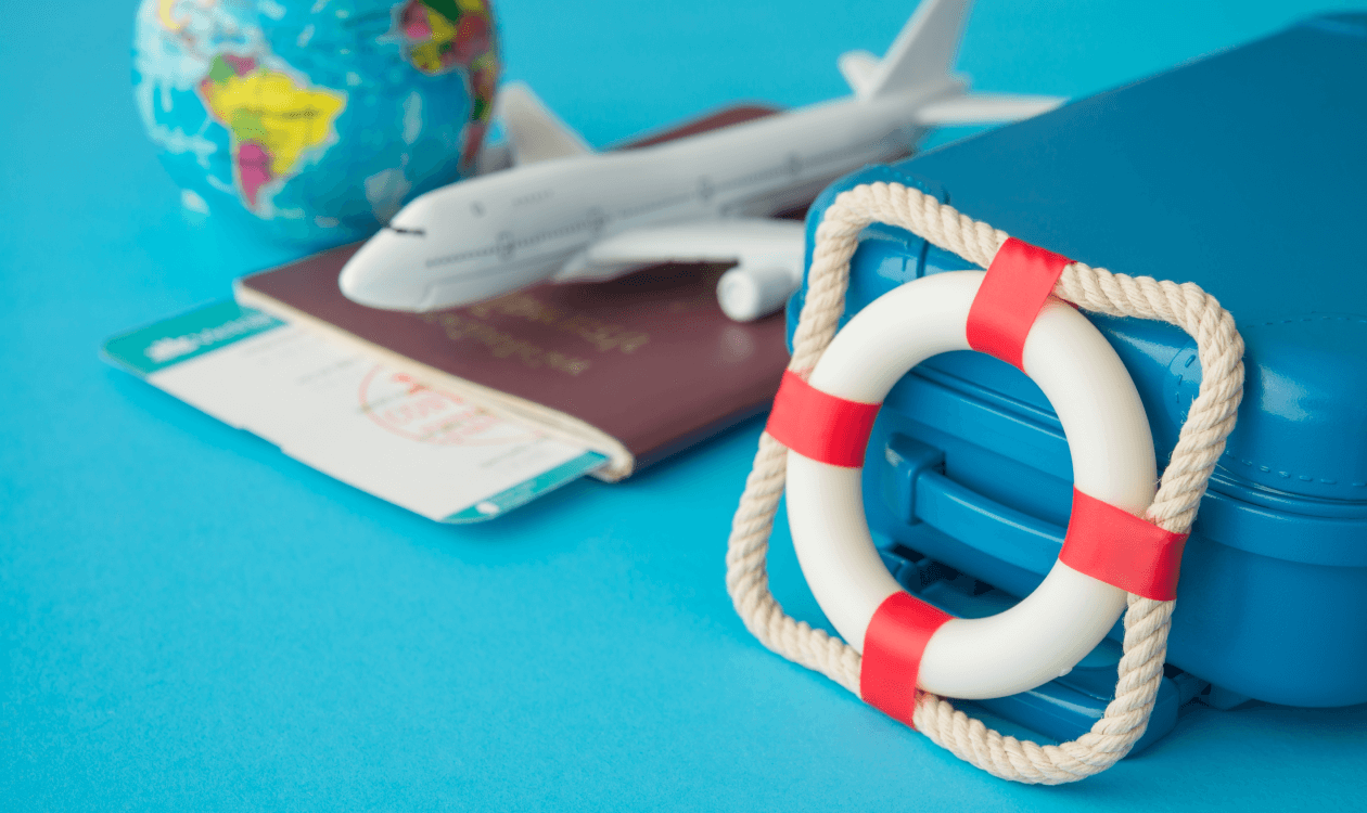 Salvavidas de juguete al lado de avión de juguete.