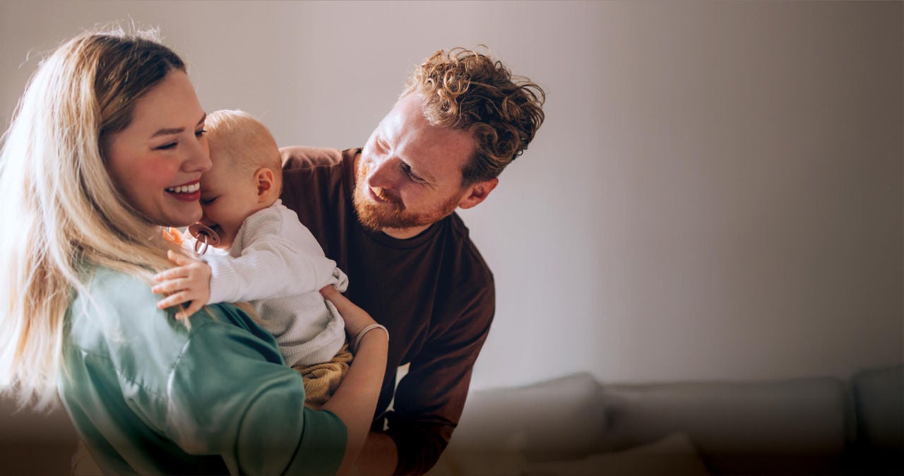 Familia feliz disfruntando su hogar
