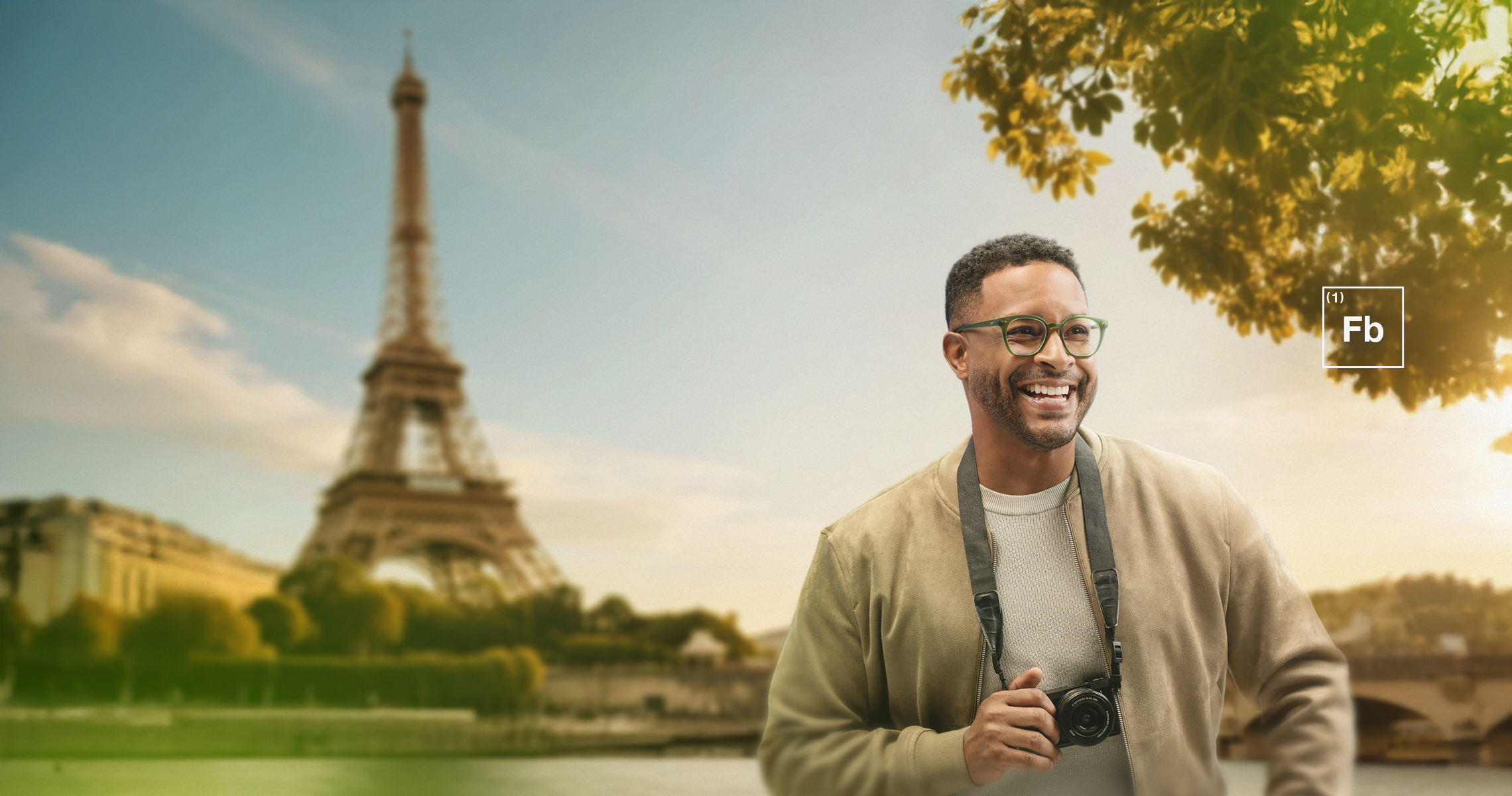 Joven sonriendo frente a la Torre Eiffel