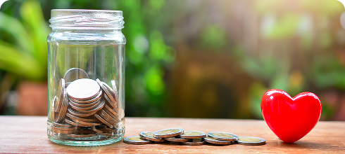 comerciante con terminal de pago en mano de frente a cliente