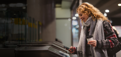 mujer haciendo su pago de boleto para tomar el transporte público