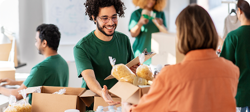 voluntario entregando caja de comida.