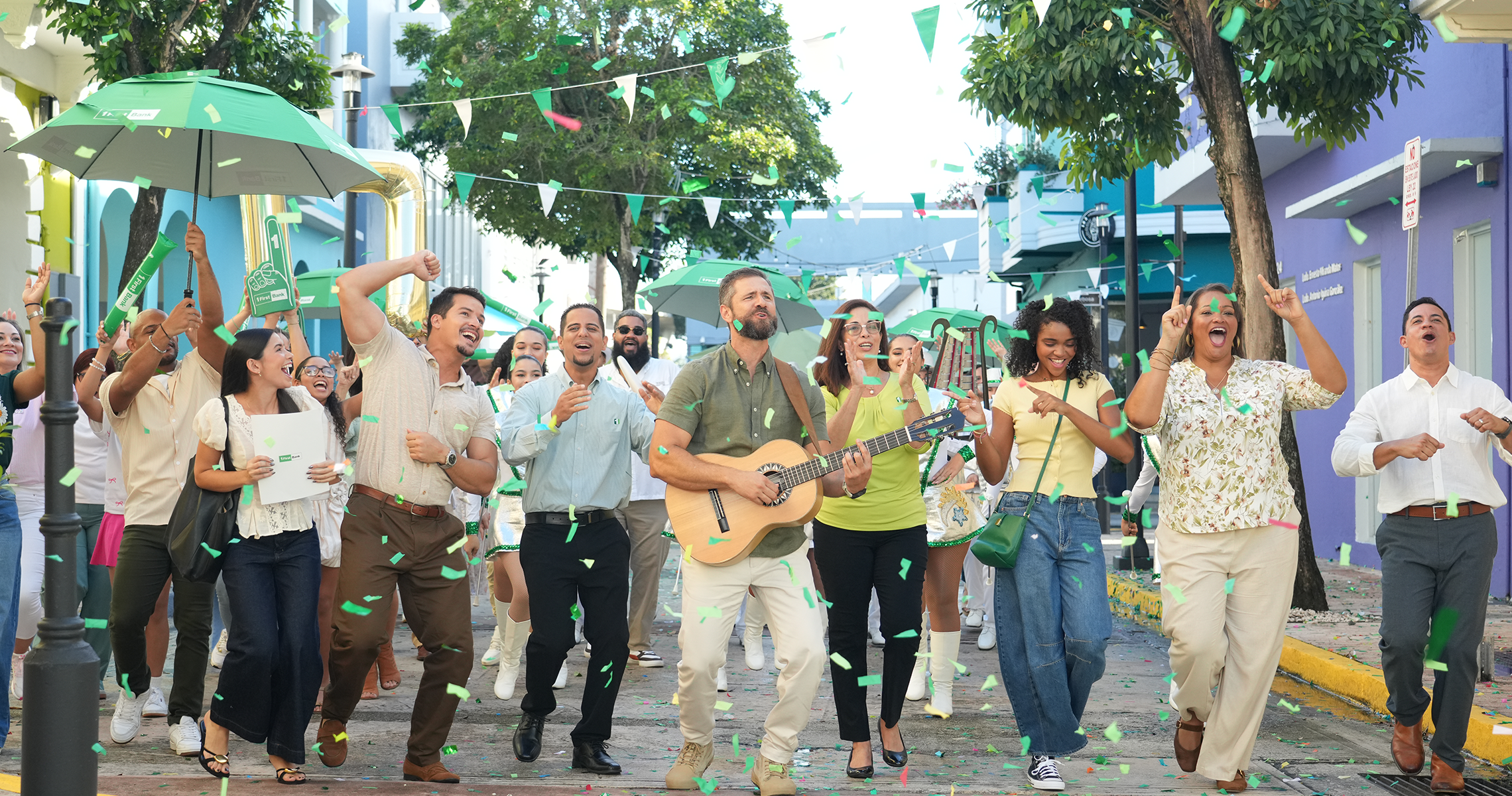 empleados y clientes celebrando en la calle