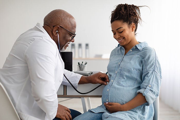 Doctor revisando a mujer en embarazo 