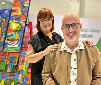 Dueños de Boceteo posando frente a pinturas coloridas de Boceteo Arte Alegre.