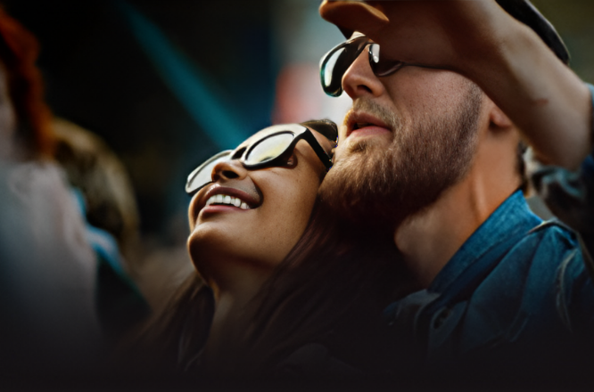 pareja mirando hacia arriba con gafas