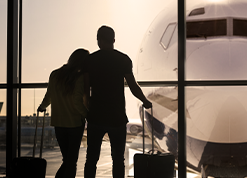 Pareja en aeropuerto