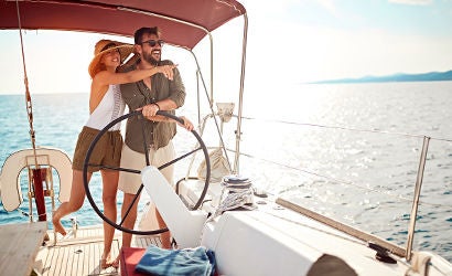 Pareja sonriendo dentro de un bote