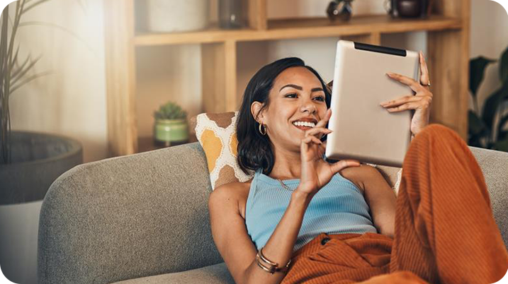 mujer usando tableta en sofa