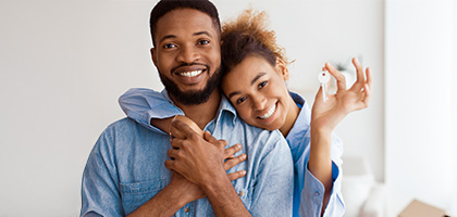 couple-smiling-with-keys