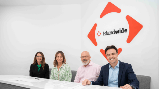 Imagen con representación ejecutiva de FirstBank y Islandwide