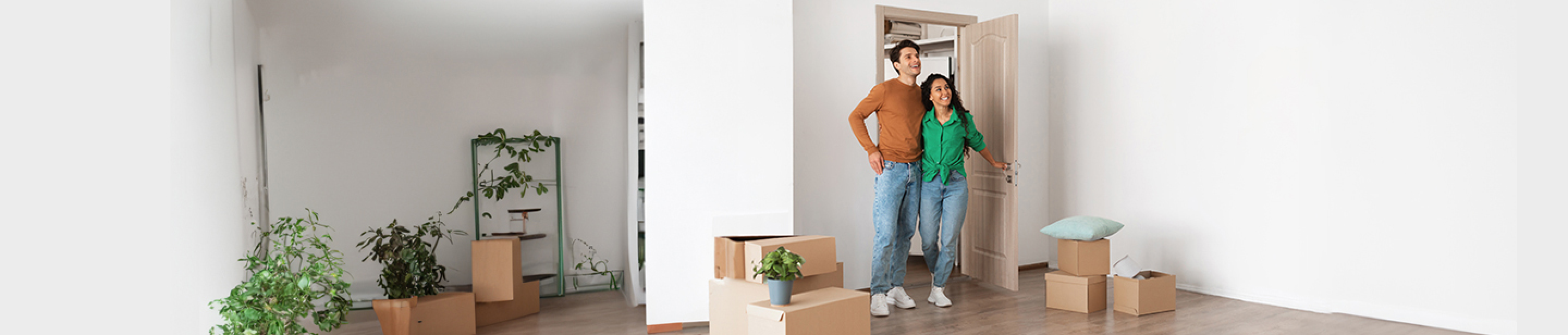 Pareja mudando a una nueva casa con cajas alrededor