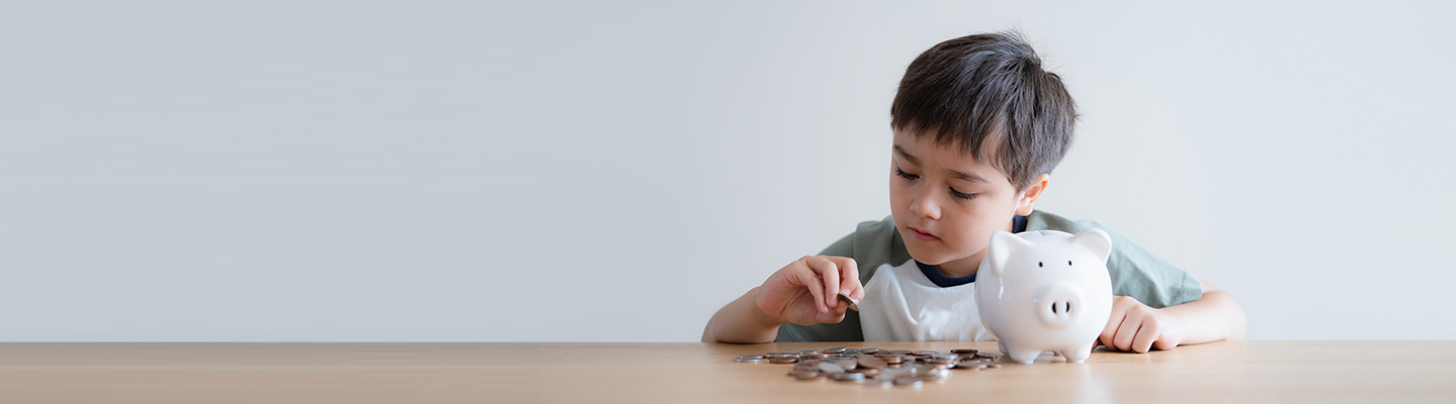 Niño contando monedas de su alcancía.