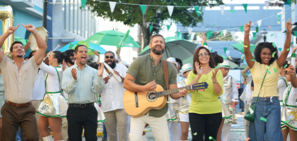 empleados y clientes celebrando en la calle