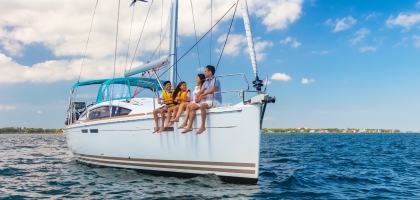 Familia disfrutando del bote