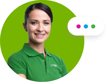 Trabajadora de FirstBank sonriente usando chemise color verde